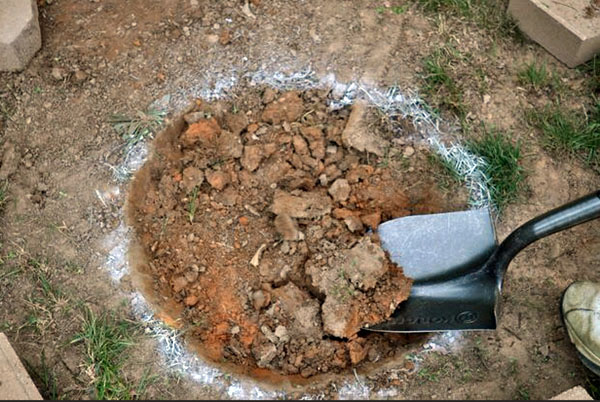 Digging-DIY-Fire-Pit